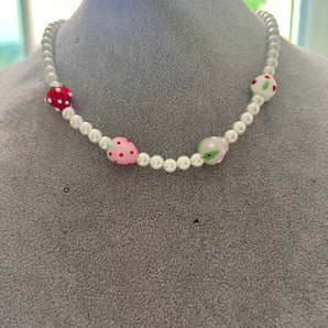 Collar de perlas con fresas